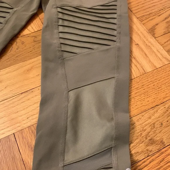ALO Yoga Olive Green Leggings - Picture 4 of 10